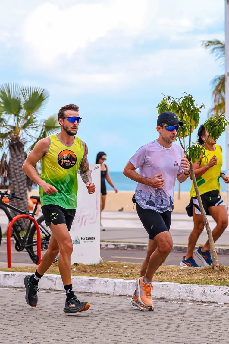 Dois corredores em treino na orla de Fortaleza